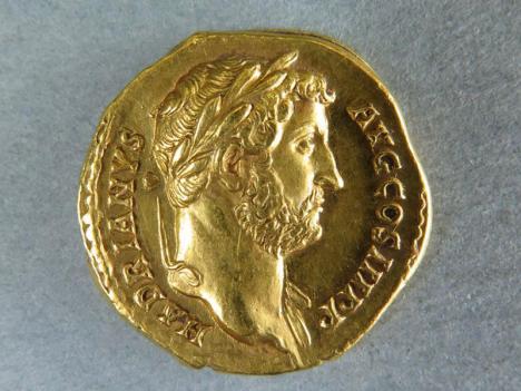 Aureus de Hadrien, Rome, IIe siècle ap. J.-C., l’une des 79 pièces de monnaie en or retrouvées en Russie. © Musées de Reims