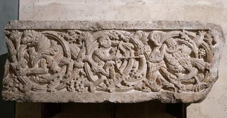 Fragment de linteau à décor de rinceaux provenant du portail principal de l'église Saint-Nicolas d'Avezzano. © Marie-Lan Nguyen, CC BY 4.0