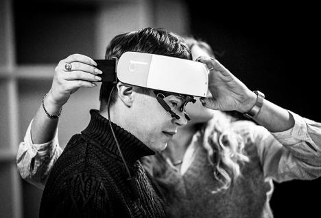 Mise en place des lunettes intelligentes et du système NIRS. © Virginie Meigné 