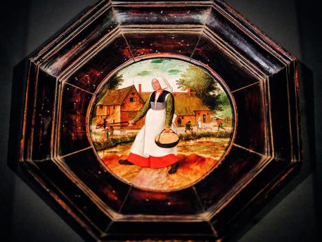 Pieter Brueghel le Jeune (1564-1636), Femme portant des braises, vers 1626, 17 cm de diamètre. © Arthur Brand