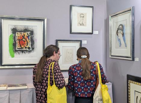 Le stand de la galerie Kunsthandel Juffermans (Utrecht) à la 4e édition de Paris Print Fair © Photo Ludovic Sanejouand pour LeJournaldesArts.fr 2025