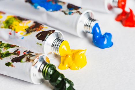 Tubes de peinture acrylique © Freepick