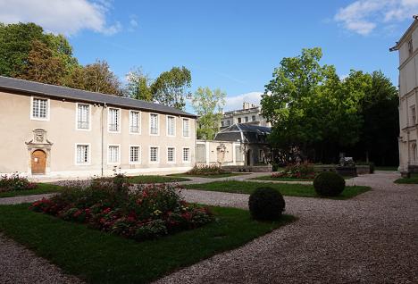 Musée lorrain | À gauche de l'image : l'ancienne gendarmerie du XIXe siècle, le mur de clôture et l'écurie du XVIIIe siècle. © Marc Baronnet, 2017, CC BY-SA 4.0