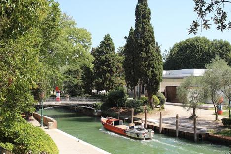 Le Rio dei Gardini qui sépare les pavillons dans les jardins de la Biennale de Venise. © Photo Ludovic Sanejouand pour LeJournaldesArts.fr, 2024