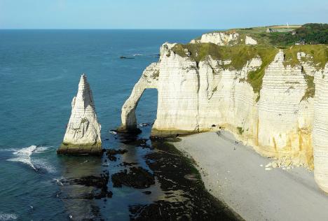 L'Aiguille et la Porte d'Aval à l'ouest d'Étretat en Normandie, vues de la Pointe de La Manneporte. © Tobi 87, 2008, CC BY-SA 4.0