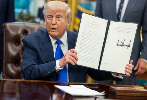 Donald Trump signant un décret à la Maison Blanche en mai 2025. © Molly Riley / White House