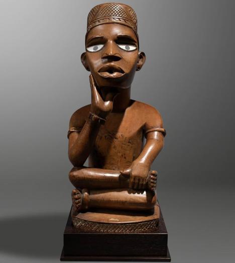 Statue Yombe Nkisi, République du Congo, bois, métal, verre, h. 31 cm. Courtesy Galerie Entwislte