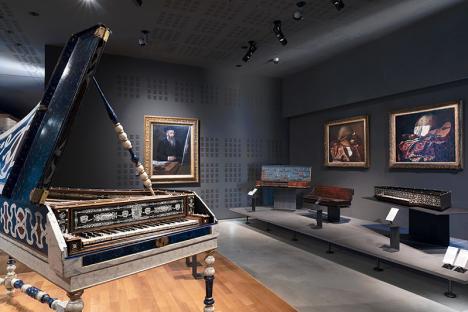 Clavecins à décors peints du Musée de la Musique. © Joachim Bertrand. 
