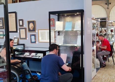 Le Salon du livre rare et des arts graphiques, vient d'ouvrir ses portes au Carreau du Temple © Photo Nathalie Ehrsam pour LeJournaldesArts.fr, 2025