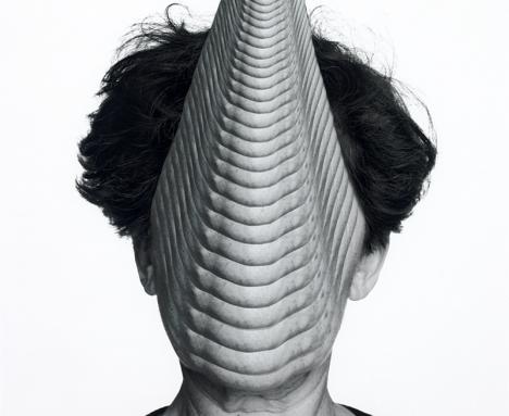 Esther Ferrer, Métamorphose (l’évolution) #2, 2005, FNAC 2014−0482, collection Centre national des arts plastiques. © Yves Chenot © ADAGP Paris