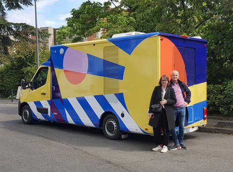 Feipel & Bechameil devant le nouveau bibliobus de Maisons-Alfort. © Feipel & Bechameil/Maisons-Alfort.