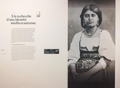 Au Mucem, la refonte du parcours permanent « Méditerranée » a entrainé un travail de réflexion sur les cartels et les textes présentant les objets. © Julie Cohen / Mucem