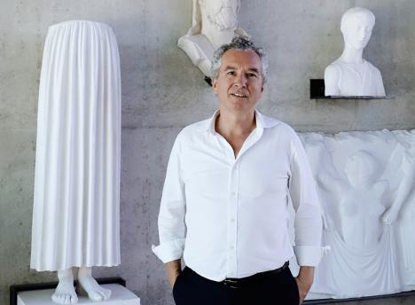 Sylvain Lizon dans le hall d’entrée de l’École où est installée une partie des moulages issus du fonds patrimonial de l’Ensad Nancy © Ensad Nancy