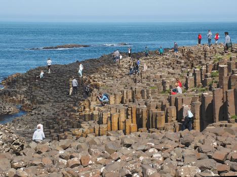 Touristes sur la Chaussée des Géants, en Irlande. © Hajotthu, 2016, CC BY-SA 3.0