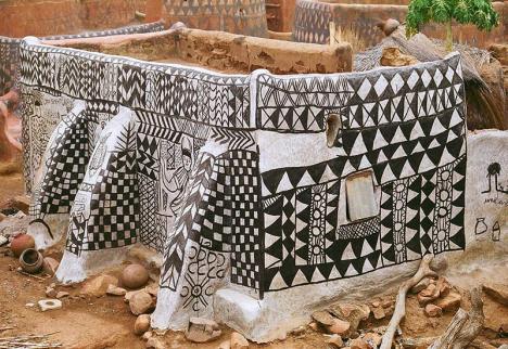 Maison de la cour royale de Tiébélé au Burkina Faso. © Alexander Leisser, 2016, CC BY-SA 4.0