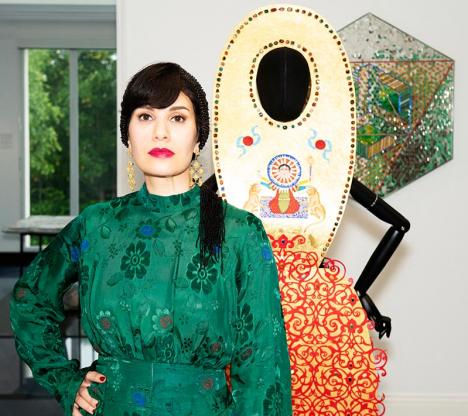 Rada Akbar devant une de ses robe-sculpture dans l'exposition de Chatou. © Frédéric Poletti © Adagp Paris 2025