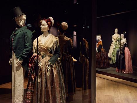 Vitrine présentant des costumes dans le Musée de la mode et du costume - Fragonard à Arles. © fdeladerriere