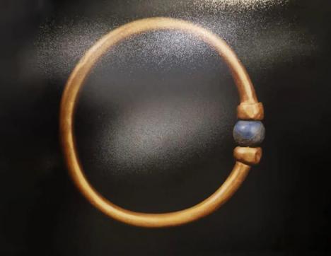 Photo d'un bracelet en or et en lapis-lazuli datant du règne d'Aménémopé, diffusée par le Ministère égyptien des Antiquités et du Tourisme, le 16 septembre 2025. © Ministry of Tourism and Antiquities, Egypt