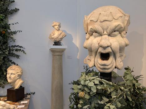 Mascaron grostesque, c. 1600, (à d.) sur le stand de la galerie Sismanin à FAB Paris 2025 © Photo Ludovic Sanejouand pour LeJournaldesArts.fr