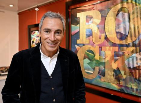 L’artiste Patrick Rubinstein posant devant ses œuvres © Patrick Rubinstein
