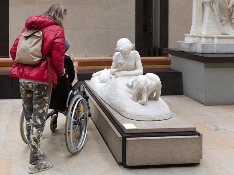 Personne à Mobilité Réduite (PMR) en fauteuil roulant au Musée d'Orsay. © Musée d'Orsay / Sophie Crépy