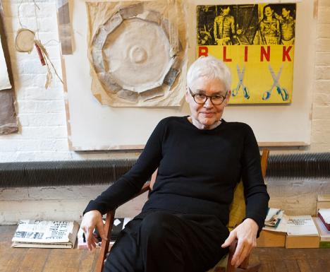 Alison Knowles (1933-2025) dans son atelier à New York en 2012. © Jessica Higgins
