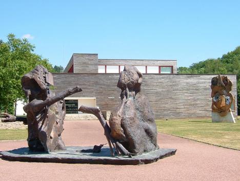 Extérieur de l'Espace Rebeyrolle à Eymoutiers (Haute-Vienne). © Espace Rebeyrolle, 87120 Eymoutiers, 2025 © Adagp Paris 2025