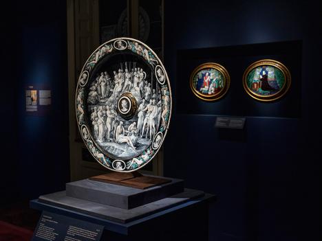 Vue de l'exposition « Immarcescible – Les émaux de Limoges de la Renaissance » à la Galerie Kugel. © Guillaume Benoit