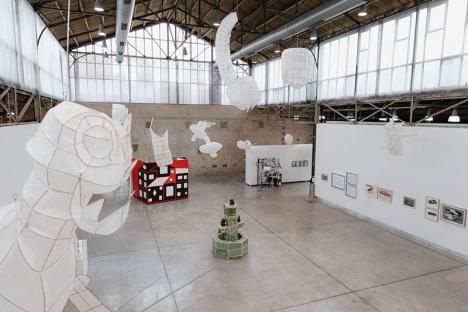 La grande halle de la « S » Grand Atelier, vue de l'exposition « Novê Salm ».