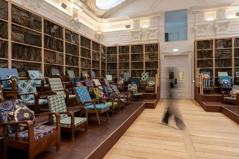 Le Parlement des Fantômes (2025) d'Ibrahim Mahama exposé dans l’espace de rassemblement (Majlis) au rez-de-chaussée du centre culturel Ibraaz. © Hugo Glendinning
