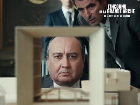 L'Inconnu de la Grande Arche de Stéphane Demoustier, 2025, 1h46, avec Swann Arlaud, Claes Bang, Xavier Dolan, Michel Fau et Sidse Babett Knudsen © Julien Panie © Agat Films / Le Pacte