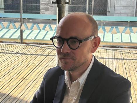 Nicolas Matyjasik, dans les locaux de la « Fabrique de la flèche » qui surplombent la cathédrale Saint-Denis. © N.M.