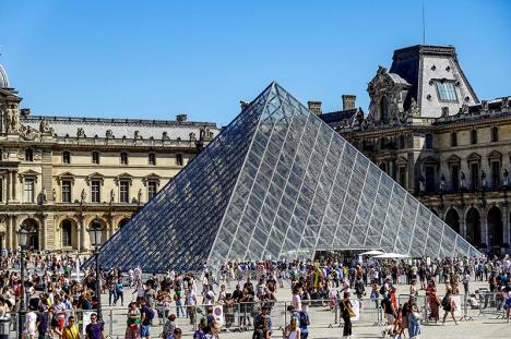 La foule devant la pyramide du Louvre. © Magda Ehlers