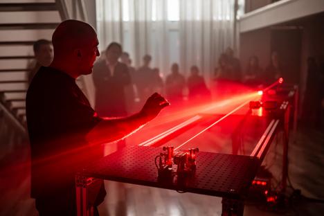 Hrvoje Hiršl, Dimensions of the Line, 2025, installation visible dans l'exposition « House of Learning Systems » à la Funkhaus dans le cadre de la Vienna Art Week. © Vedran Metelko