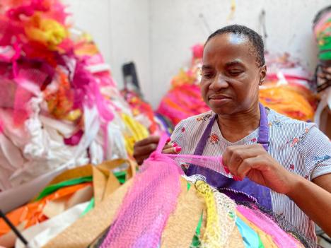 Nnena Kalu au travail dans son atelier. Courtesy ActionSpace
