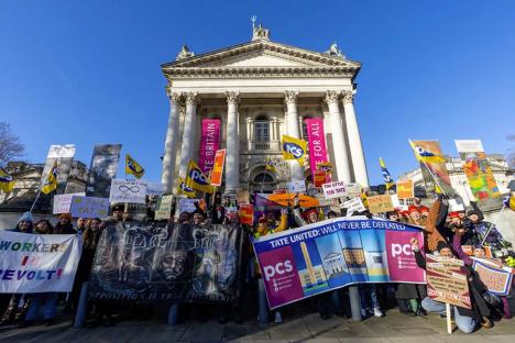 Personnel en grève devant la Tate Britain à Londres. © PCS Union
