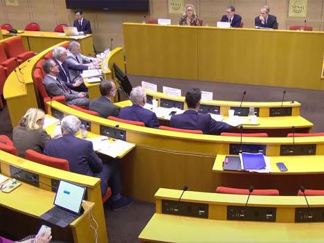 La salle d'audition des deux responsables de l'enquête administrative commandée par Rachida Dati suite au cambriolage du Louvre. © Public Sénat
