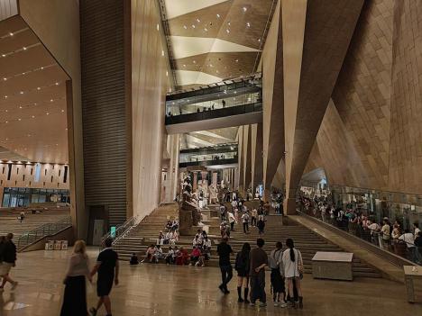 Visiteurs dans le grand escalier du Grand Musée Égyptien (GEM) du Caire. © Matthäus Wander, 2025, CC0 1.0