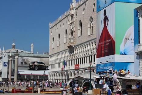 Bâche publicitaire sur le Palais des Doges à Venise © Photo Ludovic Sanejouand, 2011