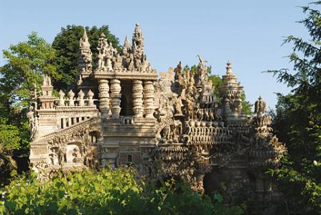 Le palais idéal du Facteur Cheval. © Photo : E. Georges.