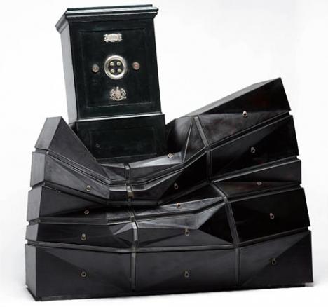 Erwan Boulloud, AAA, aciet et bois brûlé ciré - 200 x 200 x 95 cm - Courtesy galerie Acabas, Paris.