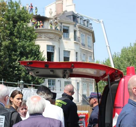 La ministre de la Culture, Aurélie Filippetti, devant l'Hôtel Lambert pendant l'ntervention des pompiers suite à l'incendie, le 10 juillet 2013 © Photo Margot Boutgès pour LeJournaldesArts.fr