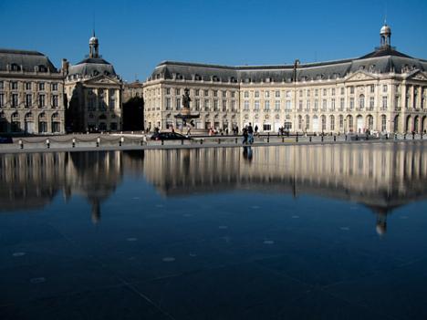 Bordeaux, le Miroir d'eau en face à la place de la Bourse. © Photo : T. Sanson.