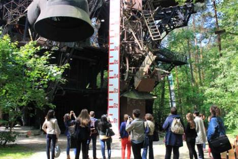 Étudiants en workshop autour du Cyclop de Jean Tinguely dans le Bois des Pauvres à Milly-la-Forêt © Photo Margot Boutges pour Le Journal des Arts