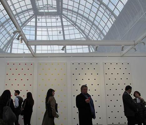 Des oeuvres de Niele Toroni sur le stand de Marian Goodman (Paris, New York, Londres) lors du vernissage VIP de la FIAC - Grand Palais / Paris - 22 octobre 2014