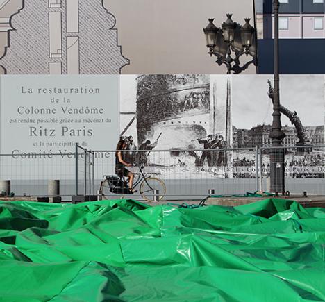 La sculpture The Tree de Paul McCarthy au lendemain du vandalisme - Place Vendôme - Paris - Samedi 18 octobre 2014  - Photo Ludovic Sanejouand