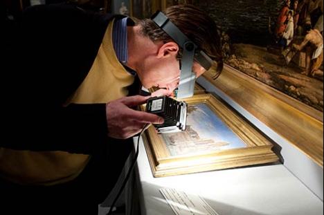 Expert auscultant un tableau présenté par une galerie participant à TEFAF 2014 © Photo Loraine Bodewes