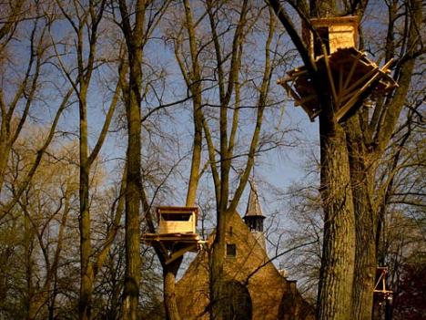 Tadashi Kawamata, Tree Huts, installation dans la ville de Bruges. © Photo : Peter de Bruyne