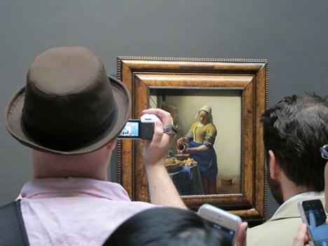 Visiteurs agglutinés devant La Laitière de Johannes Vermeer au Rijksmuseum à Amsterdam © photo Ludovic Sanejouand, 2014