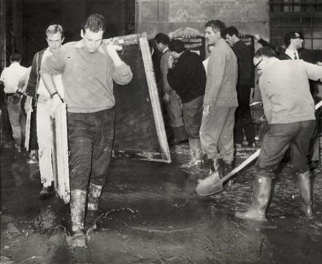 « Les Anges de la boue » (« Gli Angeli del fango ») sortant un tableau de la Galerie des Offices après l'inondation de Florence en 1966 - © Fondazione ISEC - Domaine public